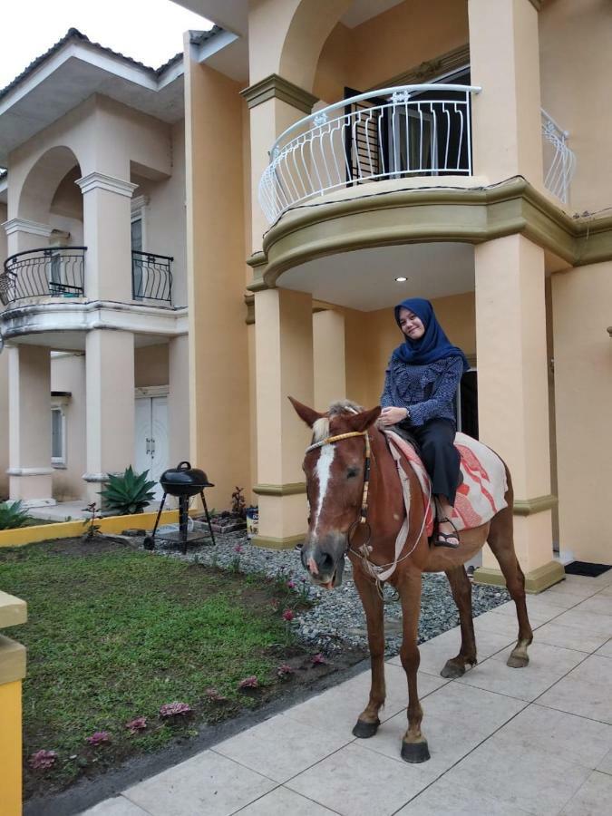 Villa Brastagi Resort Jalan Mimpin Tua Blok C No. 41 Берастаги Екстериор снимка